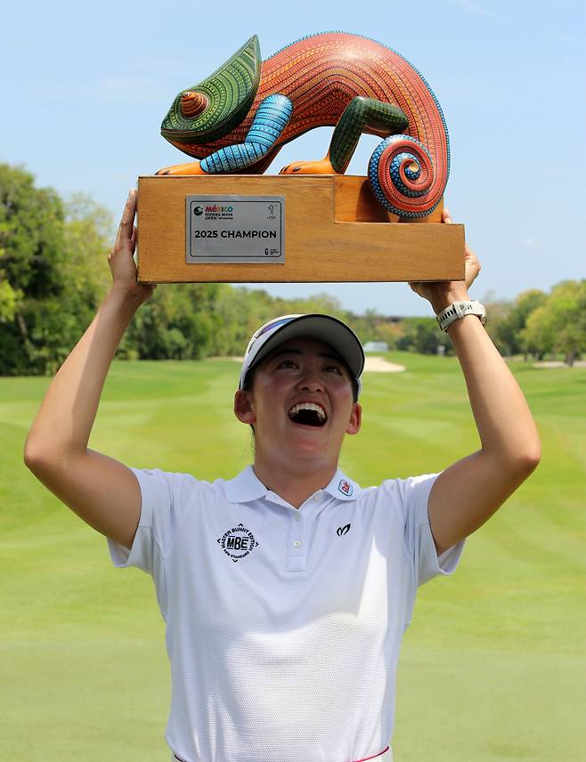 이와이 치사토가 26일 멕시코 엘 카말레온 골프코스에서 LPGA 투어 멕시코 리비에라 마야 오픈 우승 트로피를 들고 있다./EPA 연합뉴스