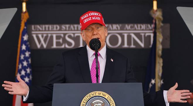 도널드 트럼프 미 대통령이 지난 24일 미국 뉴욕주 웨스트포인트 육군사관학교 졸업식에서 연설하고 있다. /로이터 연합뉴스
