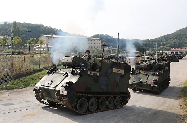 2023년 9월 12일 경기도 동두천시 캠프 케이시 내 미2사단 제210포병여단의 M270 MLRS 등 다연장로켓 발사기를 뒤로하고 지휘차량 등이 기동 훈련을 하고 있다. /남강호 기자