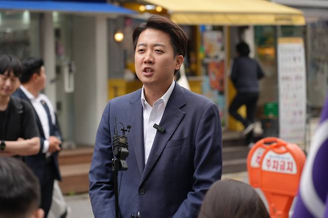 이준석 개혁신당 대통령 후보가 24일 서울 동작구 노량진 고시촌에서 일정을 시작하기에 앞서 취재진과 질의응답을 하고 있다. /개혁신당