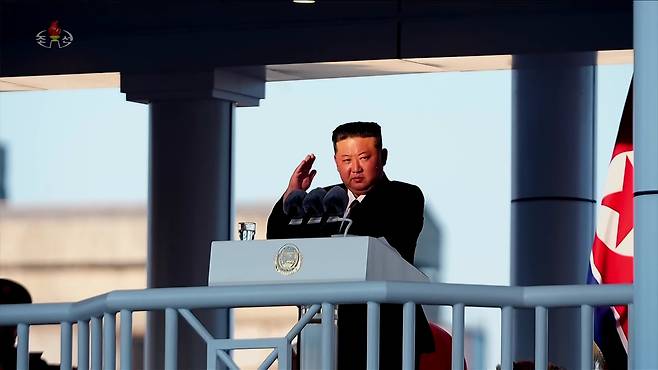 4월 25일 남포조선소에서 열린 5,000t급 신형다목적구축함 '최현호' 진수식에 참석한 김정은 위원장./조선중앙TV 뉴시스