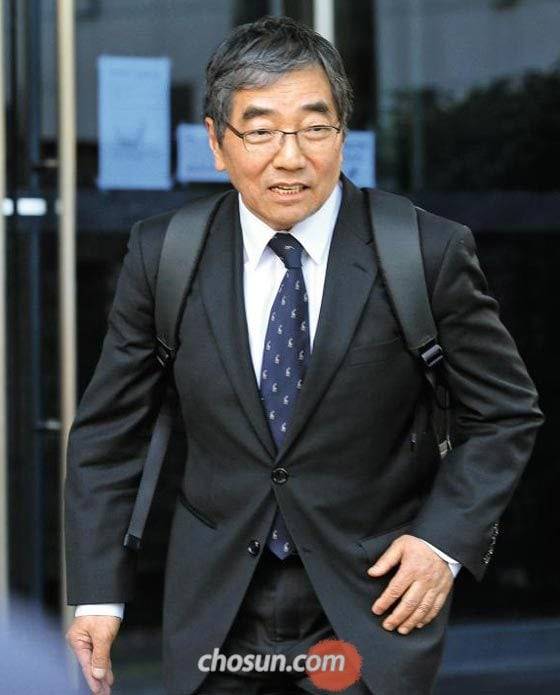 2018년 5월 4일 윤석헌 서울대 경영대 객원교수가 서울 종로구 통의동 금융감독연수원에서 나오고 있다. 이날 금융위원회는 윤 교수의 금융감독원장 임명안을 제청했다. 문재인 정부 출범 후 최흥식·김기식 전 원장이 줄줄이 불명예 퇴진으로 물러난 직후였다. 윤 교수는 학계 출신으로는 처음 금감원장 자리에 올랐다. /조선DB