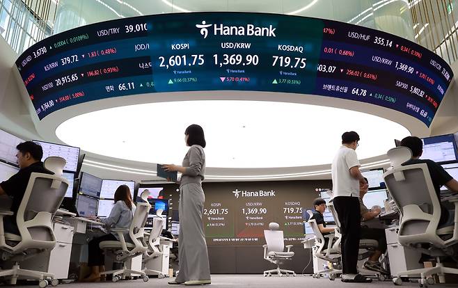 26일 서울 중구 하나은행 본점 딜링룸에서 딜러들이 업무를 보고 있다./연합뉴스