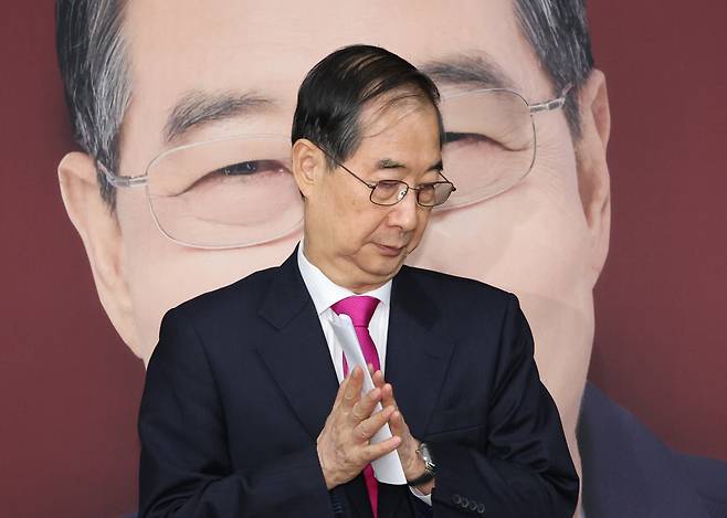 한덕수 전 국무총리가 지난 11일 서울 여의도 캠프 사무실에서 기자회견을 마친 뒤 이동하고 있다. /연합뉴스