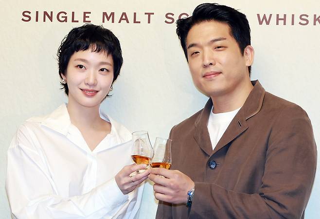 배우 김고은과 안성재 셰프가 26일 서울 성동구 성수동 피치스 도원에서 열린 발베니 메이커스 테이블 프리오픈 행사에서 포즈를 취하고 있다. /뉴스1