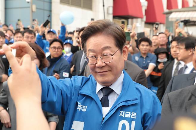 이재명 더불어민주당 대통령 후보가 대표적 험지인 대구·경북(TK) 지역 유세에 돌입한 13일 오후 울산 남구 롯데백화점 광장에서 유세 전 시민들에게 인사를 나누고 있다./뉴스1 ⓒ News1 김세은 기자