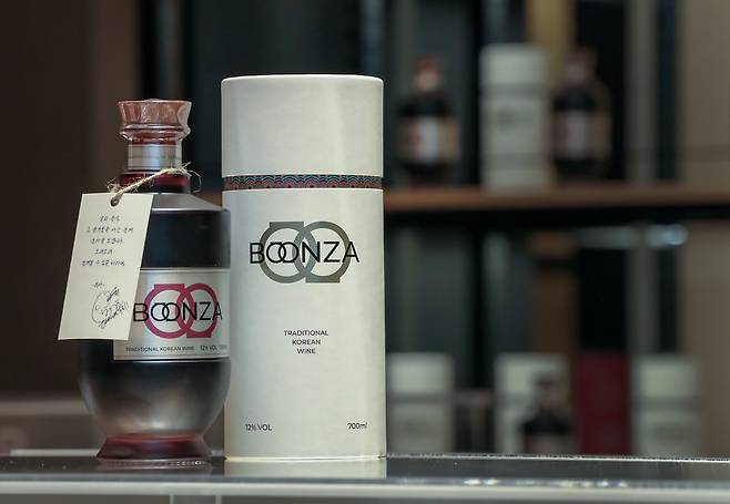 서울 신세계면세점 명동점에서 판매되는 가수 겸 미식가 최자가 만든 복분자 와인. /박성원 기자