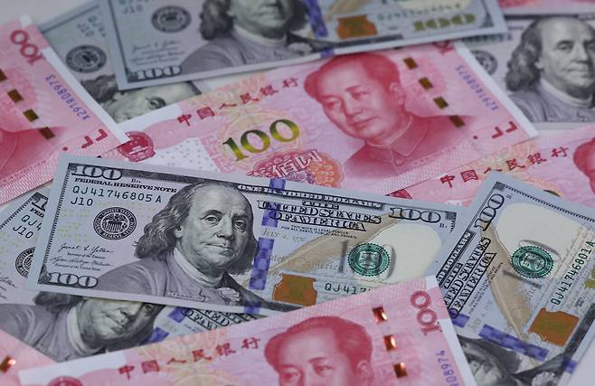 서울 중구 하나은행 위변조대응센터에서 미국 달러와 위안화가 놓여 있다. /뉴스1