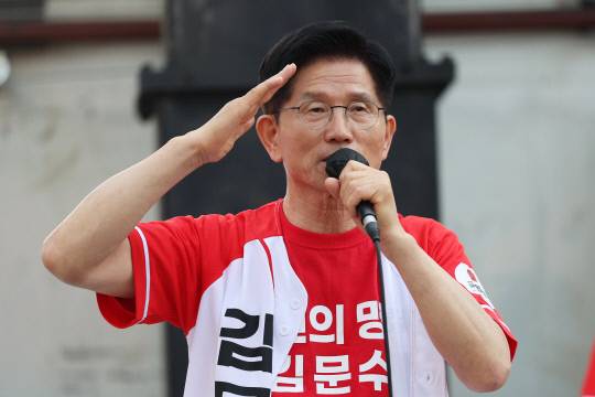 국민의힘 김문수 대선 후보가 25일 충남 서산시 중앙통 로데오거리에서 집중 유세를 하고 있다. 연합뉴스