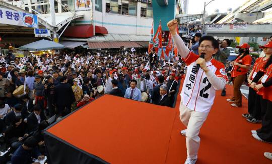 김문수 국민의힘 대선후보가 12일 오후 대구 서문시장을 방문해 시민들에게 인사하고 있다. 매일신문 김영진