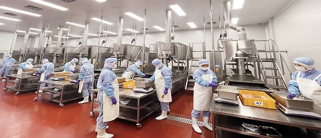 충남 계룡에서 출발한 '명랑시대외식청년창업협동조합'은 단순한 식품 프랜차이즈를 넘어 지역경제의 새로운 중심으로 자리잡고 있다. 사진은 반죽 입힌 핫도그를 성형 후 유탕하는 모습. 명랑시대 제공