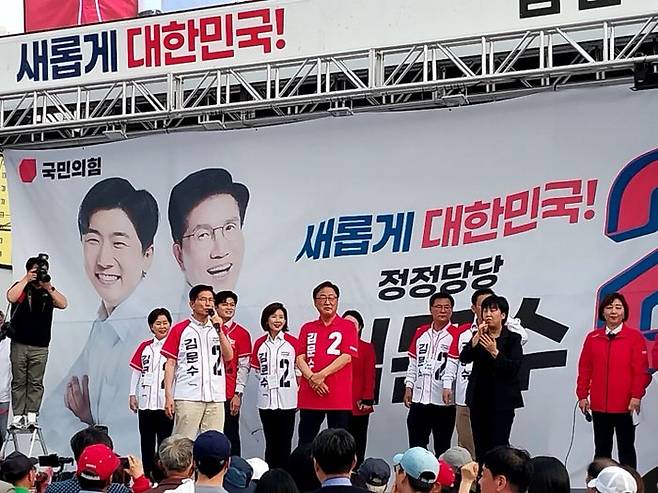 김문수 국민의힘 대선 후보가 지난 21일 오후 리치마트앞에서 대선 캠프 및 양주 당협위원회 관계자들과 함께 총력 유세를 펼치고 있다. ⓒ데일리안 오명근 기자