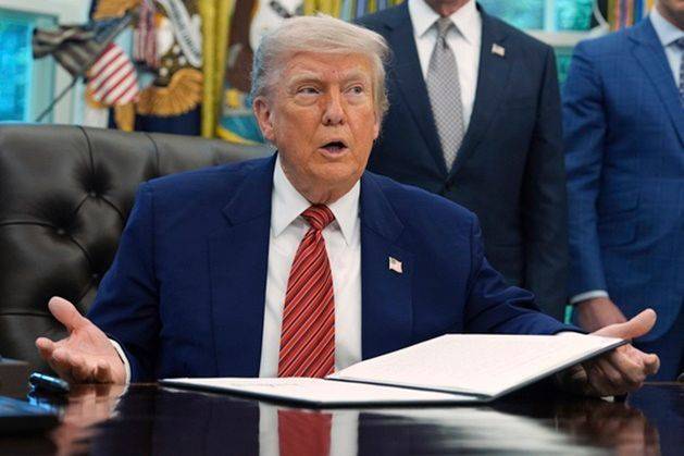 도널드 트럼프 미국 대통령이 23일(현지시간) 미 워싱턴 DC 백악관 집무실에서 원자력 발전소 건설을 가속화하는 내용의 행정명령에 서명한 뒤 발언하고 있다. ⓒ AP/연합뉴스