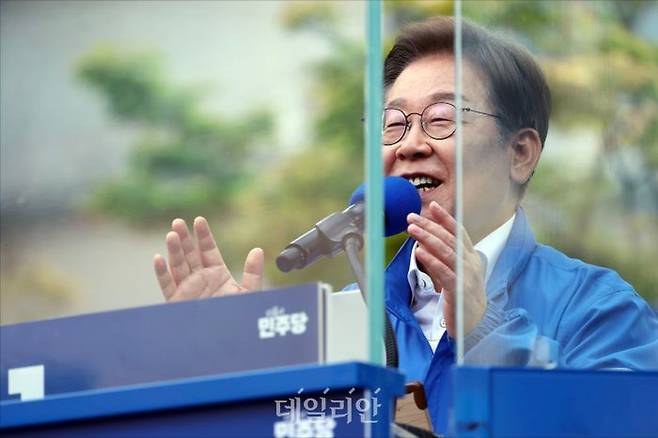 이재명 더불어민주당 대선 후보가 지난 24일 오후 경기도 시흥시 아브뉴프랑스센트럴광장에서 유세하고 있다. ⓒ데일리안 홍금표 기자