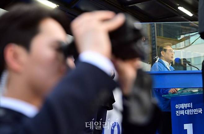이재명 더불어민주당 대선 후보가 지난 24일 오후 경기도 안산시 안산문화광장 유세에 참석해 시민들의 지지를 호소하고 있다. ⓒ데일리안 홍금표 기자