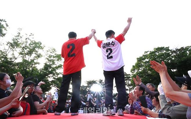 김문수 국민의힘 대선 후보와 한동훈 전 대표가 26일 오후 서울 도봉구 집중유세 현장에서 손을 맞잡아 들어올리며 합동 유세를 펼치고 있다. ⓒ데일리안 방규현 기자