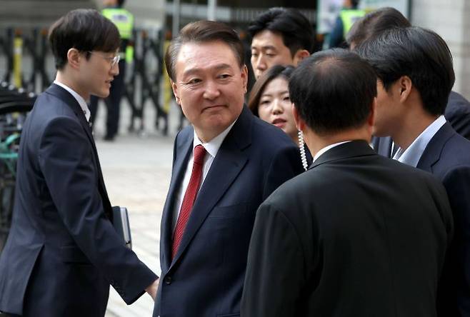 윤석열 전 대통령이 26일 서울 서초구 서울중앙지방법원에서 열린 내란 우두머리 혐의·직권남용 권리행사 방해 혐의 사건 5차 공판을 마친 후 지지자들을 바라보며 법정을 나서고 있다. ⓒ연합뉴스