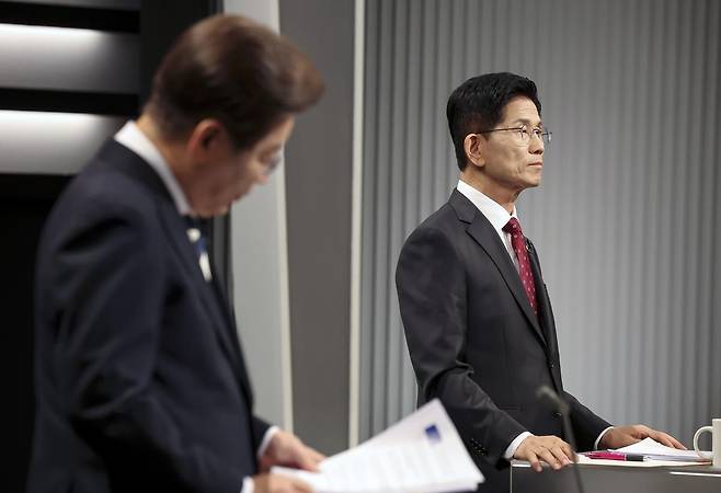 김문수 국민의힘 대선후보가 23일 서울 영등포구 KBS본관 스튜디오에서 열린 중앙선거방송토론위원회 주관 제21대 대통령선거 2차 후보자 토론회 준비를 하고 있다. 왼쪽은 이재명 더불어민주당 후보. 2025.05.23 국회사진기자단