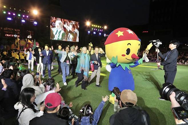 춘천세계인형극제의 하이라이트인 ‘퍼펫 카니발’ 퍼레이드가 24일 춘천시청 호반광장에서 열렸다. 춘천시 제공