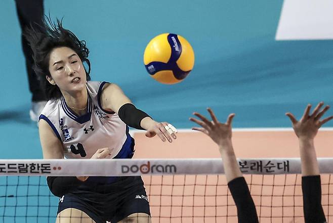 6일 인천 부평구 인천삼산월드체육관에서 열린  프로배구 2024-2025 V리그 여자부 흥국생명 핑크스파이더스와 현대건설 힐스테이트 배구단의 경기, 현대건설 황연주가 스파이크를 하고 있다. 2025.03.06 뉴시스