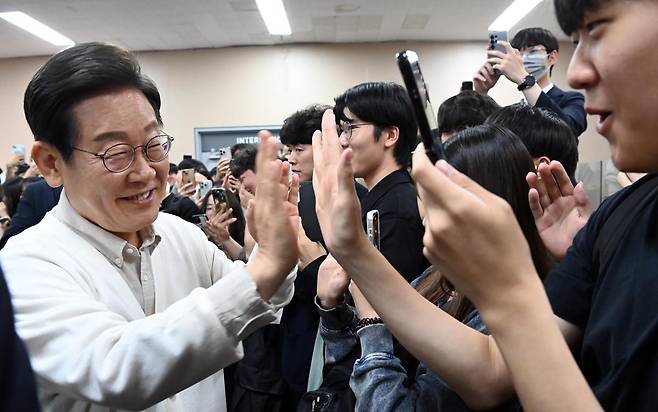 이재명(왼쪽) 더불어민주당 대선후보가 26일 오전 경기 수원시 영통구 월드컵로 아주대학교에서 열린 ‘아주대와 함께하는 대학생 간담회’를 마친 뒤 학교를 떠나며 학생들과 하이파이브를 하며 인사하고 있다. 2025. 5.26. 사진공동취재단