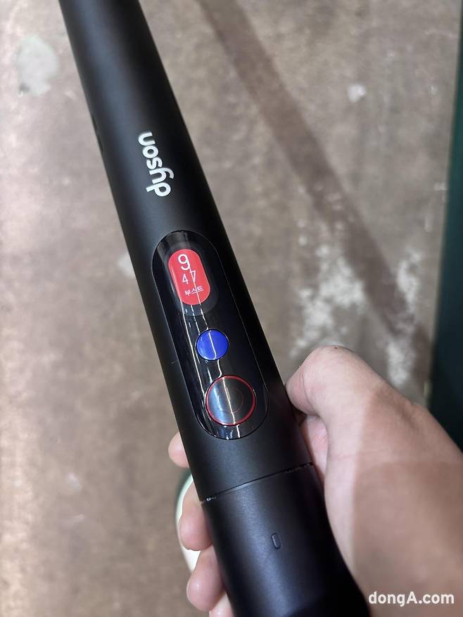 펜슬백에는 상태를 알리는 LCD화면이 탑재됐다. 황소영 기자 fangso@donga.com