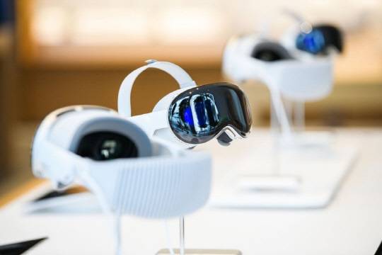 서울 중구 애플스토어 명동점에 '애플 비전 프로'가 전시돼 있다. 애플 제공.