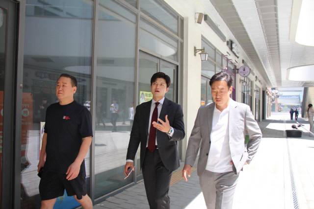 경기 시흥 거북섬 인근의 상가의 모습. 사진은 김용태 국민의힘 비상대책위원장이 상가를 방문할 당시 모습.