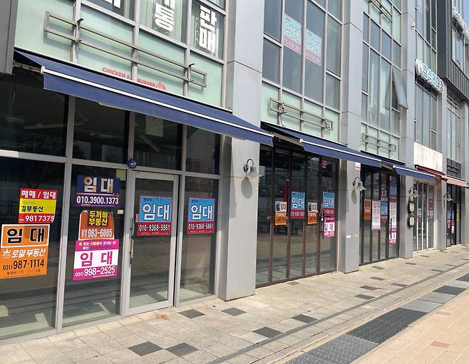 김포 한강 신도시 내 라베니체 상가 건물에 임차인을 찾는 광고문이 붙어 있다. 5개 상가가 연이어 공실로 남아있다. / 사진 정해용 기자