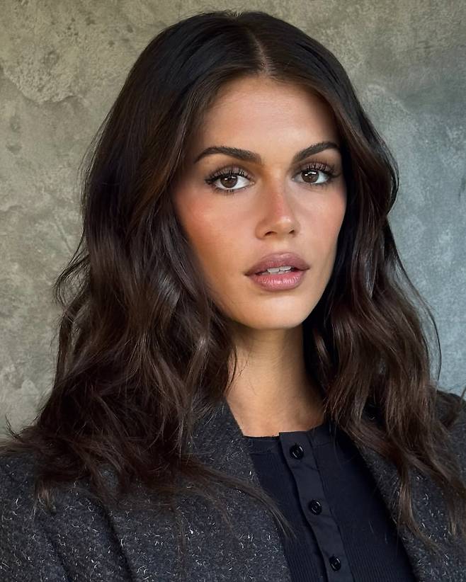 @maryphillips 가 완성한 카이아 거버와 켄달 제너의 메이크업.