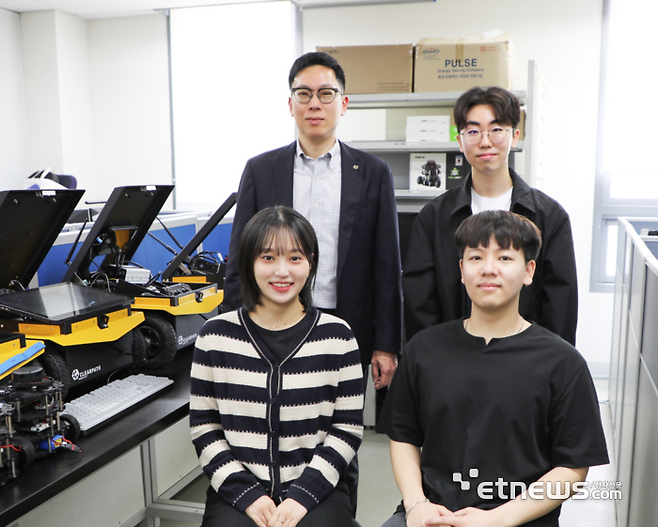 (왼쪽 위부터 반시계방향) 박경준 교수, 채지영·이상훈 석박사 통합과정생, 서현교 석사과정생