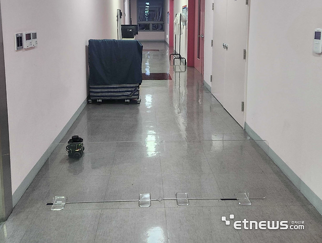 박경준 교수 연구팀이 개발한 PINMAP을 적용한 로봇이 투명 유리 장애물을 인식하는 실험 모습