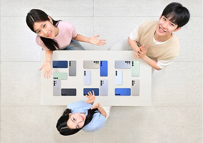 삼성전자 모델들이 삼성스토어 홍대에서 갤럭시 S25 시리즈의 국내 판매량 200만대 돌파를 축하하는 모습.