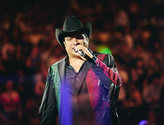 남미와 북미에서 인기를 모으고 있는 멕시코 가수 훌리온 알바레스. 사진=인스타그램(@lospasosdejulion)