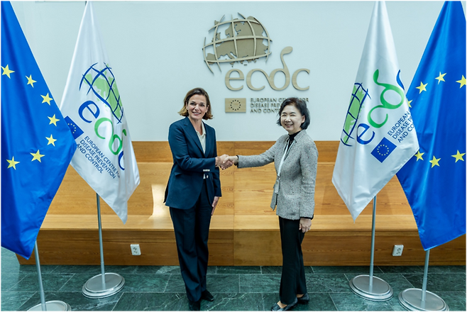 지영미 질병관리청장은 16일(이하 현지시간) 스웨덴 스톡홀롬에 위치한 유럽질병통제예방센터를 찾아 파밀라 랜디-와그너 센터장과 기념촬영했다.(사진=질병관리청)