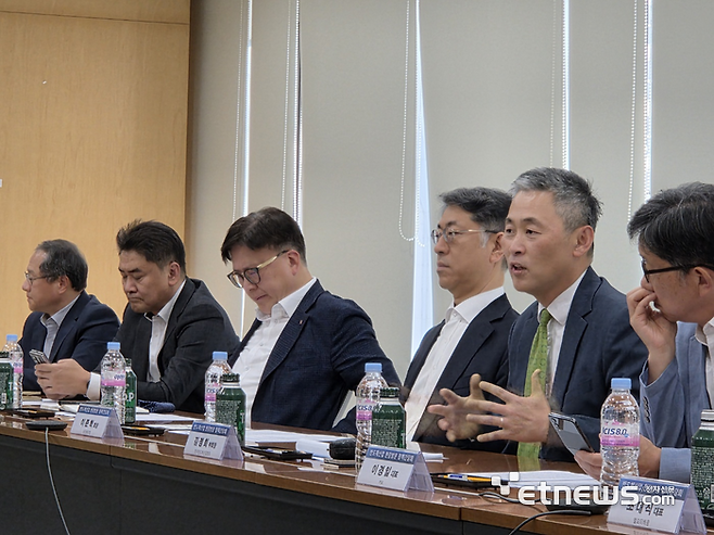 김정회 한국반도체산업협회 부회장이 간담회에서 업계를 대표해 발언하고 있다. (사진=박진형 기자)