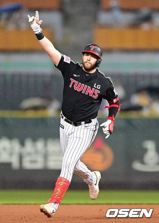 1748215255932.jpg ‘홈런-홈런-홈런-홈런’ 홈런 2위 복덩이 외인, 왜 “홈런왕은 흥미있는 타이틀 아니다” 했을까