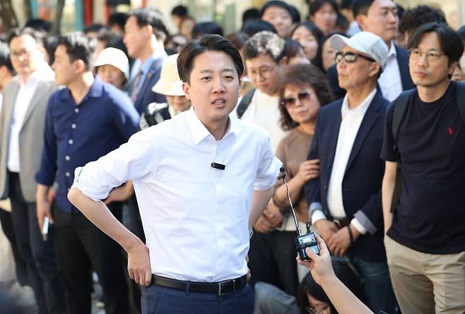 이준석 개혁신당 대선후보가 25일 서울 종로구 종묘 인근 서순라길에서 유세 시작 전 발언하고 있다. 연합뉴스