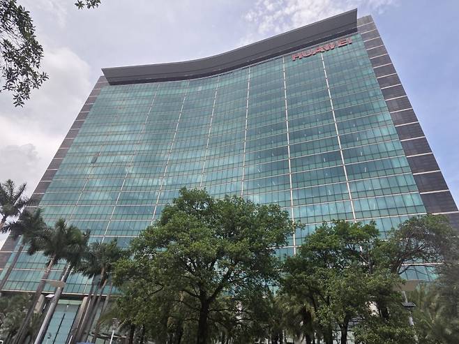 중국 선전에 있는 화웨이 본사 건물 사진=구자윤 기자