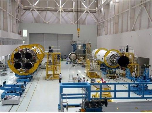 누리호 4호기 1단 조립체(왼쪽)와 2단 조립체 단조립 현장 이미지. 항공우주연구원 제공