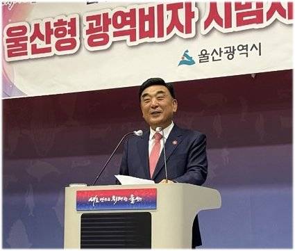 김두겸 울산시장이 26일 울산시청 프레스센터에서 법무부의 '울산형 광역 비자' 시범사업 승인과 관련해 주요 내용을 설명하고 있다. 사진=최수상 기자