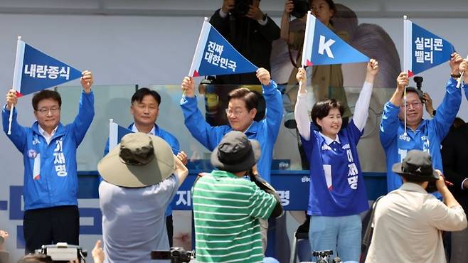 더불어민주당 이재명 대선 후보가 26일 수원시 팔달구 팔달문 영동시장에서 열린 집중 유세에서 시민들에게 지지를 호소하고 있다. 사진=서동일 기자