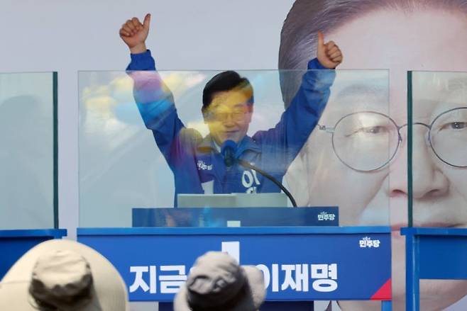 더불어민주당 이재명 대선 후보가 26일 수원시 팔달구 팔달문 영동시장에서 열린 집중 유세에서 시민들에게 지지를 호소하고 있다. 사진=서동일 기자