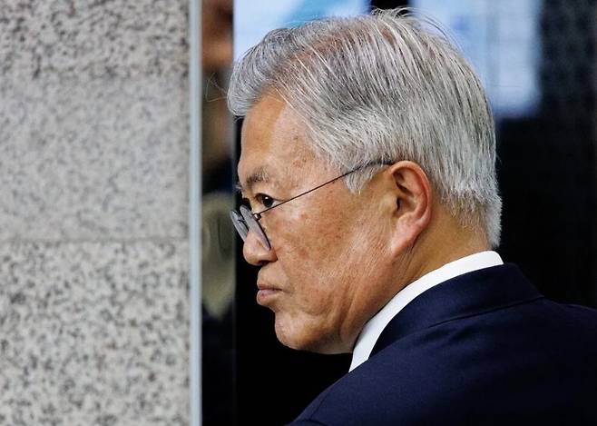 문재인 전 대통령이 4월25일 서울 국회 도서관에서 열린 4.27 판문점선언 7주년 기념식에 참석하고 있다. 문 전 대통령은 기념식에 참석하기 전 우원식 국회의장을 만나 검찰이 자신을 기소한 것에 대해 “검찰이 뭔가 정해진 방향대로 무조건 밀고 가는 느낌”이라고 말했다. 공동취재사진