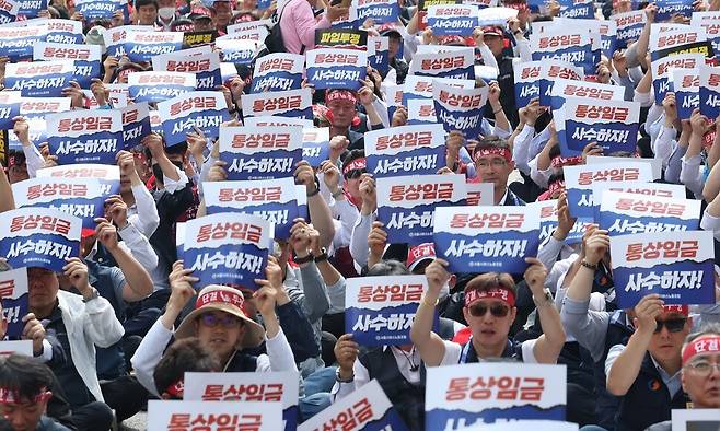 26일 서울 송파구 서울시교통회관 앞에서 한국노총 전국자동차노동조합연맹 서울시버스노동조합이 파업 출정식을 열고 있다. 연합뉴스