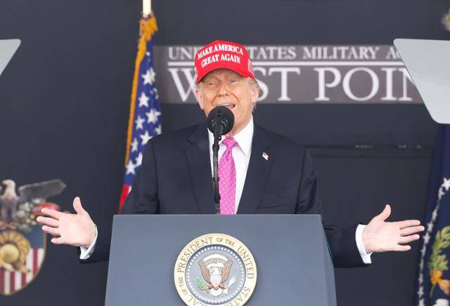 도널드 트럼프 미국 대통령이 24일 뉴욕주 웨스트포인트 미 육군사관학교 미치 스타디움에서 열린 웨스트포인트 졸업식에서 졸업사를 하고 있다. 뉴욕=UPI 연합뉴스