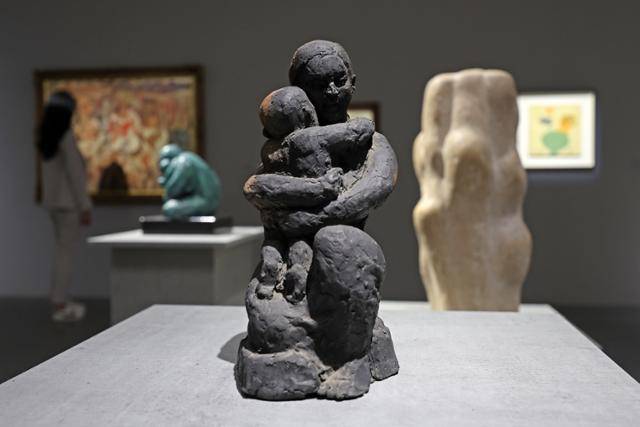 국립현대미술관 과천 상설전 '한국근현대미술'에 전시된 권진규 작가의 '모자상'. 과천=뉴시스