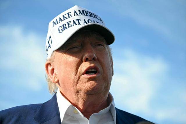 도널드 트럼프 미국 대통령이 25일 뉴저지주 모리스타운 공항에서 취재진 질문에 답하고 있다. 모리스타운=AFP 연합뉴스