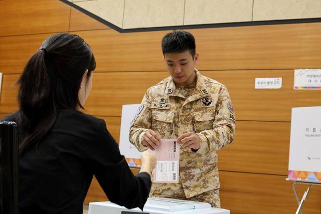 아랍에미리트연합(UAE)에 주둔하고 있는 아크부대 소속의 한 장병이 주UAE한국대사관에 마련된 투표서에서 제21대 대통령선거 재외투표에 참여하고 있다. 합동참모본부 제공