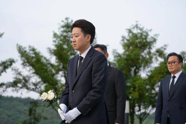 이준석(왼쪽) 개혁신당 대선 후보가 노무현 전 대통령 16주기인 23일 경남 김해시 봉하마을에 있는 노 전 대통령 묘역을 찾아 참배하고 있다. 개혁신당 제공